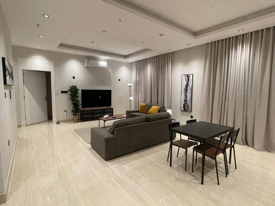 مسكن قطون - الملقا D401 - مع فناء خارجي